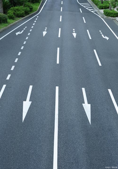 道路標線8大奪命陷阱！交警嚴查壓線新規速看避罰